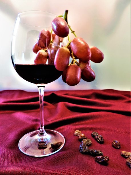 生活的寓言。红酒、葡萄和葡萄干。安装。抽象的概念图片下载