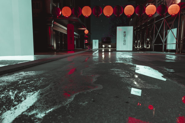 3d渲染的水坑与雨滴前的城市和日本灯笼的夜晚近距离视图图片下载