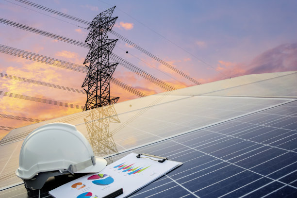 绿色能源概念，电站。工程师计算成本。图片下载