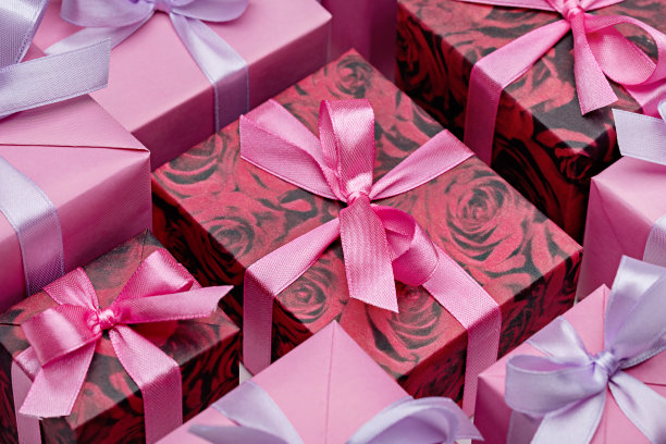 几个彩带和蝴蝶结的彩色礼品盒图片下载