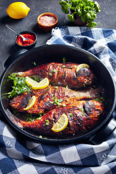 新鲜烤制的鲷鱼图片下载