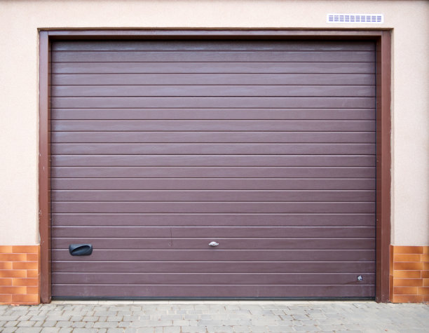 车库的入口装有一个卷帘门。图片下载