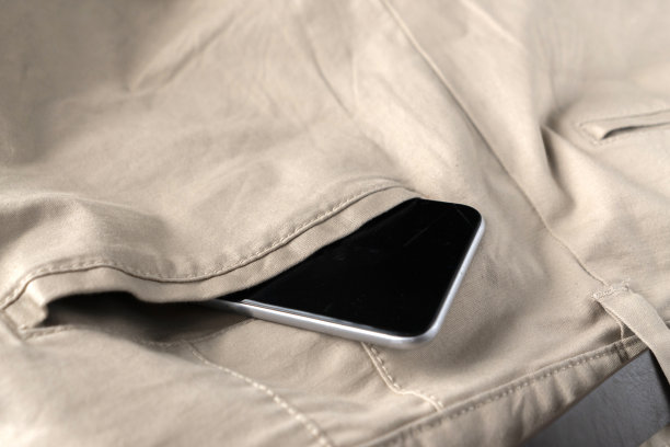 数码手机在一个人的裤子或牛仔裤后口袋，现代通讯和互联网连接图片下载