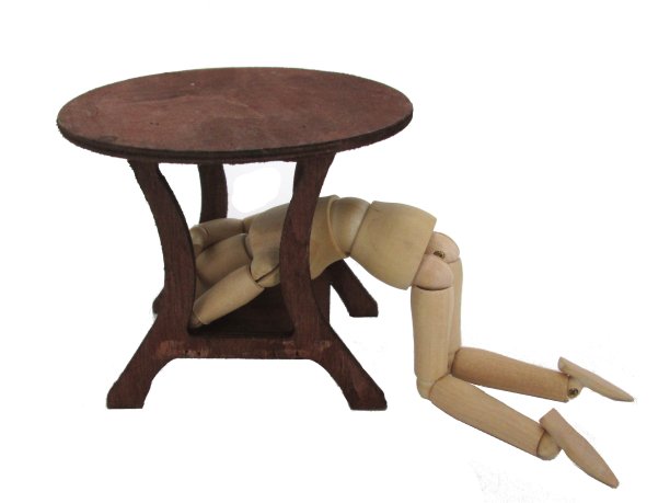 躲在桌子下面图片下载