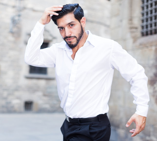 热情的男人独自在户外跳舞图片下载