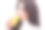 快乐微笑的年轻女子喝着橙汁图片下载