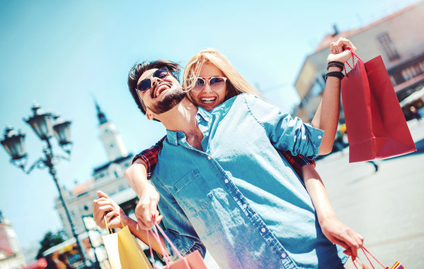 年轻夫妇在购物。消费主义，爱情，约会，生活方式概念图片下载