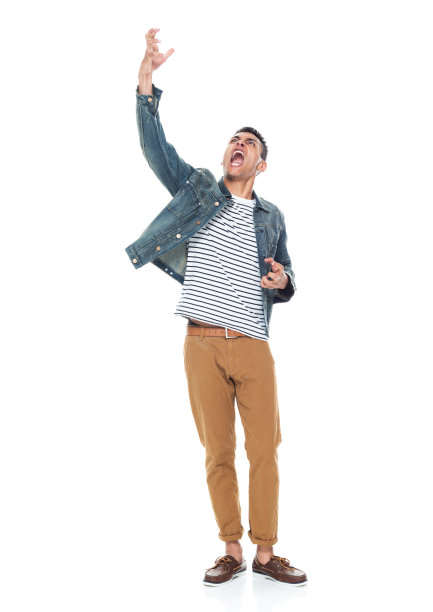 好看的非洲裔美国黑人男子穿着一件牛仔夹克-愤怒图片下载