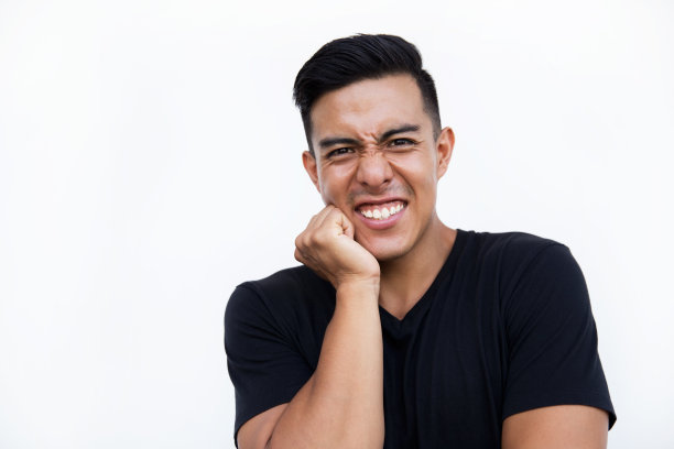 站在白色背景上，手拉脸颊。图片下载