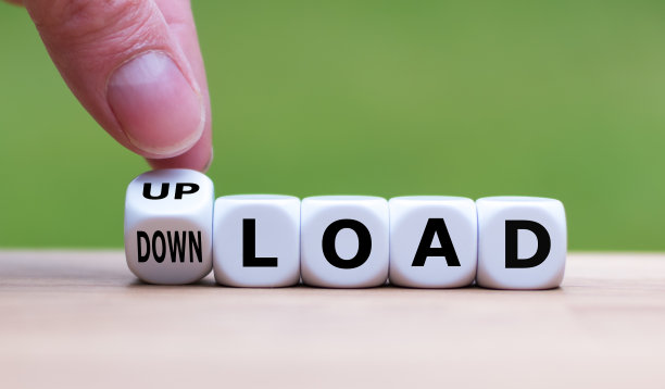 手转动一个骰子和改变单词“上传”到“下载”(或反之亦然)。图片下载
