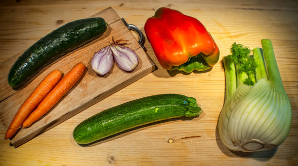 蔬菜放在木桌上图片下载