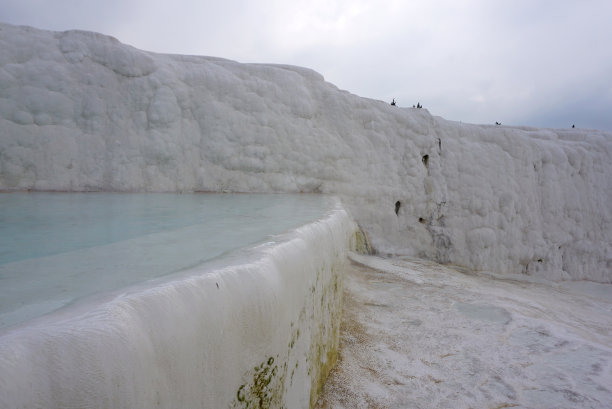 美丽的白色石灰华梯田的Pamukkale景观图片下载