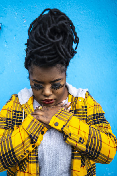 一个双手交叉向下看的非洲女人图片下载