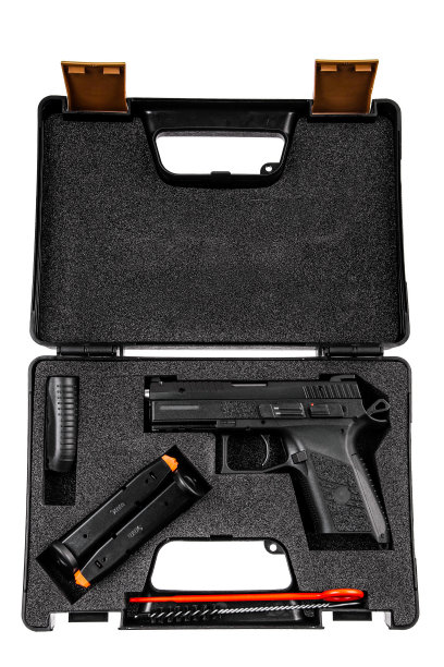 现代黑色手枪在塑料的情况下孤立的白色背景图片下载