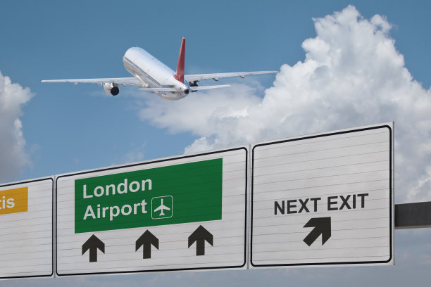 指示伦敦机场方向的路标和刚起飞的飞机。图片下载