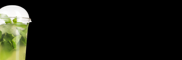 美味的水果鸡尾酒在一个塑料杯，在一个黑色的背景。奶昔横幅。图片下载