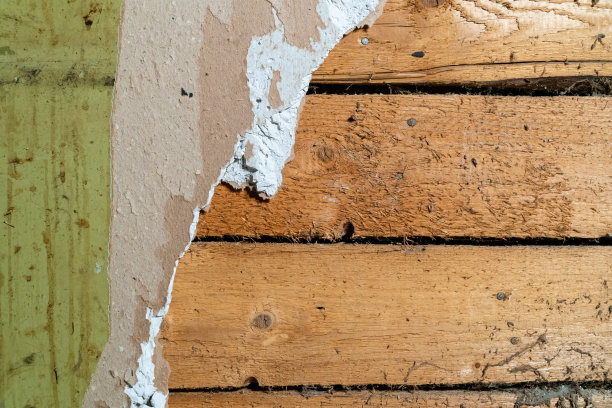 正在拆除的旧石膏板墙，后面是木板图片下载