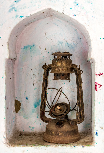 这是挂在墙上架子上的老式煤油灯的美丽照片，曾经在印度和亚洲的农村被广泛用作光源，现在由于发展和较少的停电而停止使用图片下载