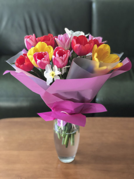 桌上花瓶里插着五颜六色的郁金香花图片下载