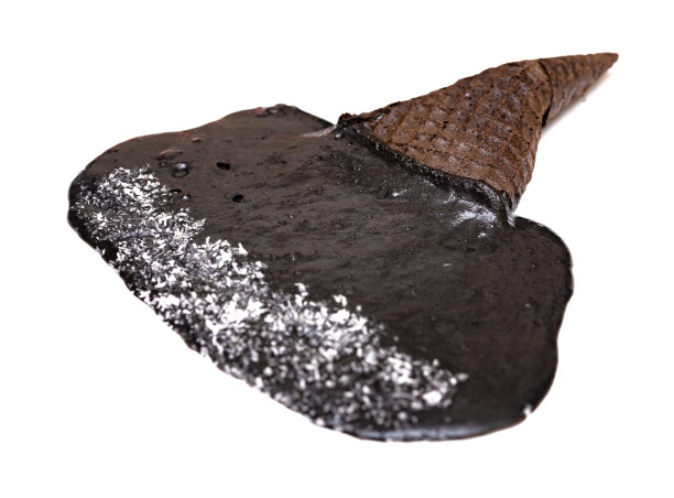 侧视图巧克力口味的蛋筒，白色背景上有融化的椰丝图片下载