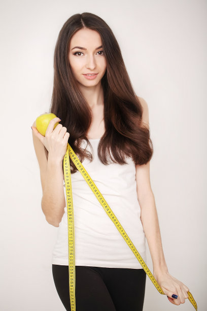饮食。女孩正在节食测量腰围和腹部厘米，看起来很胖。图片下载
