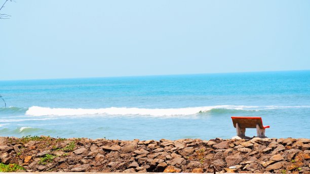 美丽的蓝色海滨和一个长凳图片下载