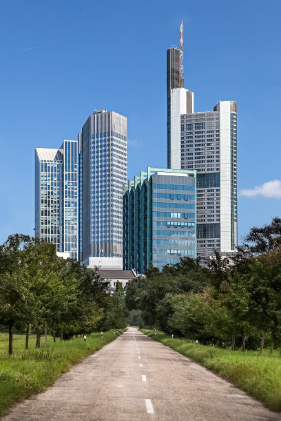 城市旁边的自然图片下载