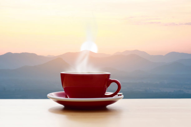 咖啡杯红色与晨光山景图片下载