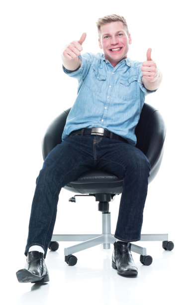 坐着的男人竖起大拇指图片下载