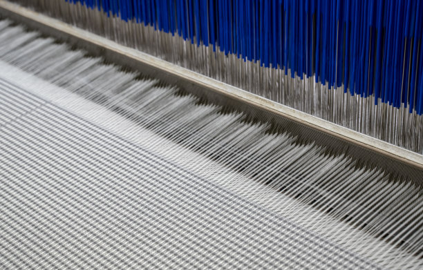 纺织厂织布机中的五彩线图片下载