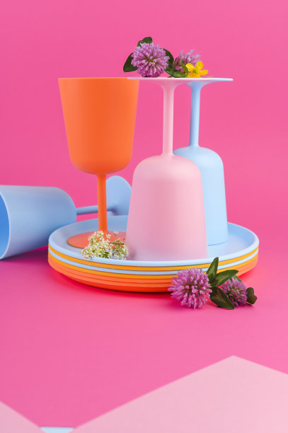 野餐用的塑料盘子颜色很鲜艳。照片上有粉色和蓝色。环保塑料。副本的空间。图片下载