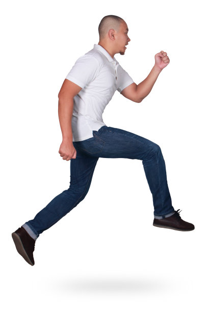 悬浮。有趣的迷人的年轻亚洲男子在空中跳跃，跳舞，走路图片下载