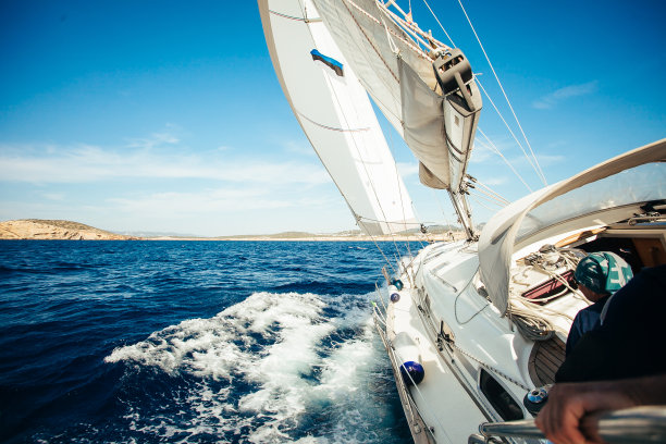 航行中的帆船图片下载