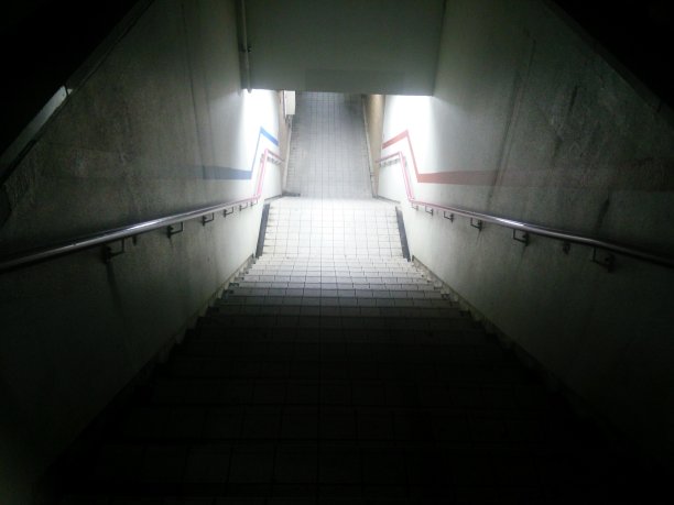 通往地下室的楼梯图片下载