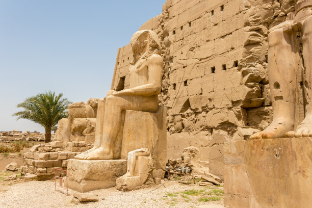 卢克索卡纳克神庙第七塔前的坐像图片下载