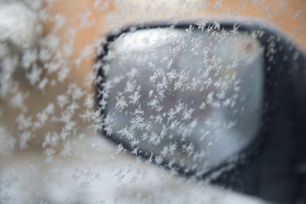 在冬天汽车的后视镜。图片下载