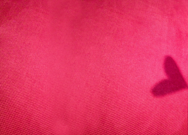 由阳光制成的壁炉形状的红色纹理。图片下载