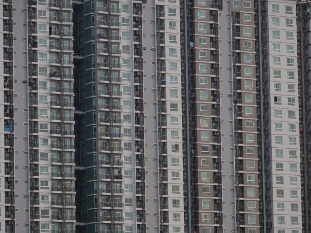 在公寓大楼外面，可以看到许多房间建在一个繁华的人口密集的大城市的中心。图片下载