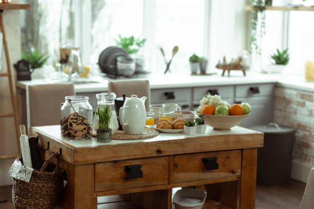 时尚的木桌被放在厨房的照片图片下载