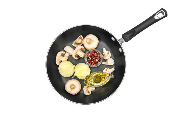 煎锅与生香槟与香料白。烹饪食物。前视图。图片下载