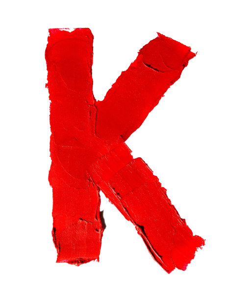 手写的英文大写字母K，由红色唇膏涂抹在白色的背景上。剪下图片下载