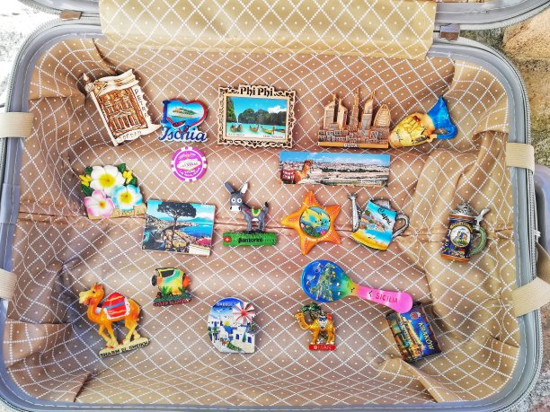 打开带有纪念品磁铁的手提箱图片下载