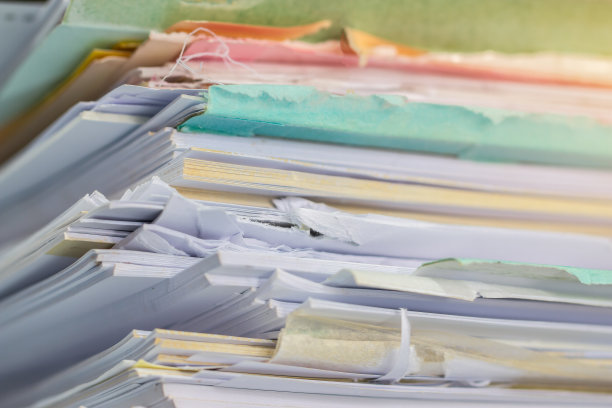 堆放高堆回收文件文件夹，办公桌上堆放杂乱的商务文件或办公室文书。“旧文件”可在列印文件夹内完成文件表格，再循环使用以作保存图片下载