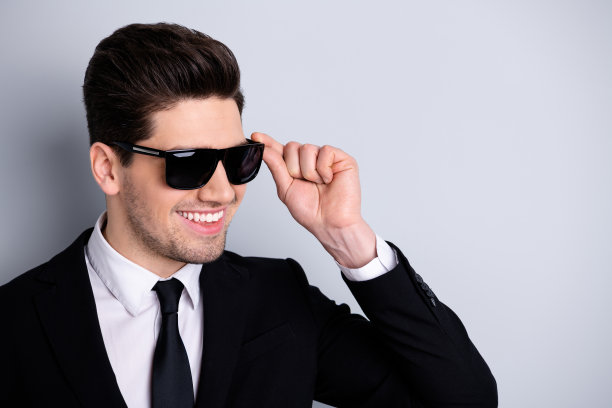 近距离的照片英俊的华丽的男性金融家触摸眼镜感到兴奋享受领导的领导理念有时尚时尚的西装孤立在灰色银色的背景图片下载