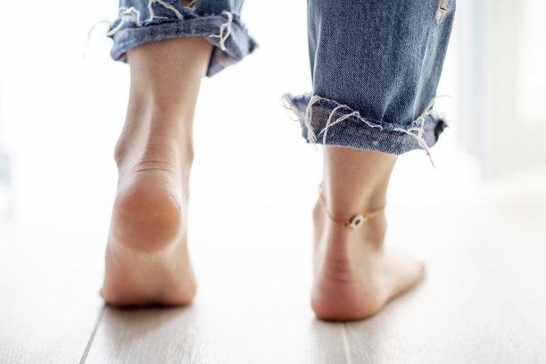女人走路时，脚在地板上图片下载