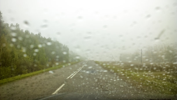 道路在阴雨天气透过挡风玻璃的汽车图片下载