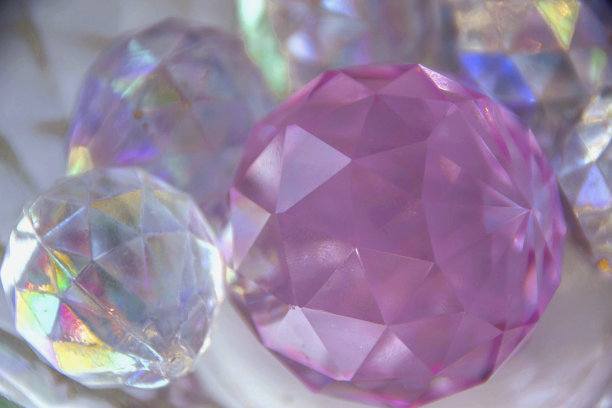 群，集合几何形状，柏拉图体，多面体，多边形物体的金属和玻璃，金，银，青铜和石头。插图，抽象，背景图片的反射图片下载