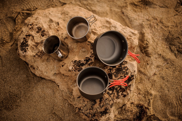 石头上的盘子和杯子的特写图片下载