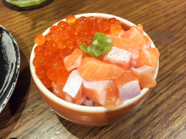 关闭的日本菜鲑鱼Ikura Don由新鲜的鲑鱼和鲑鱼卵与米饭在碗。图片下载