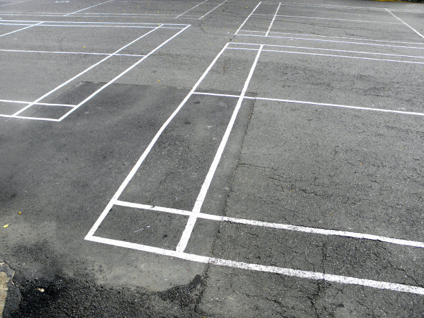 柏油路上的白线图片下载